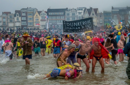 Le traditionnel "bain des givrés" de Malo-les-Bains (Nord), près de Dunkerque, pour fêter la nouvelle année 2017, le 1er janvier 2017 © PHILIPPE HUGUEN AFP