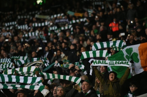 Les echarpes brandies par les supporters du Celtic a Glasgow le 23 decembre 2016