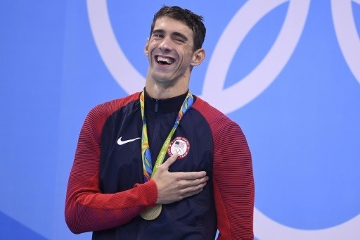 Le nageur americain Michael Phelps pose sur le podium apres sa victoire sur 200 m papillon lors des JO de Rio, le 10 aout 2016