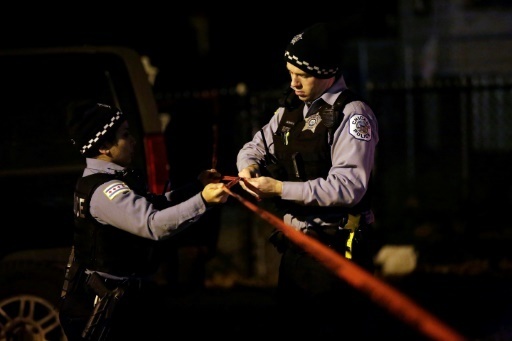 Des policiers securisent une zone ou un crime vient d'etre commis a Chicago, le 18 novembre  2016