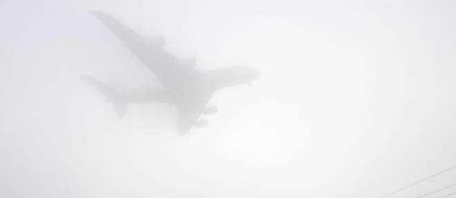 Un Airbus A380 dans le brouillard va atterrir a l'aeroport d'Heathrow dans l'ouest de Londres le 30 decembre 2016
