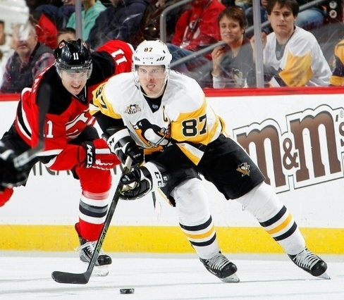 La star des des Penguins Sidney Crosby (N.87) lors d'un match NHL contre les New Jersey Devils a Newark, le 27 decembre 2016