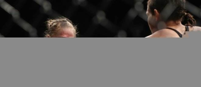 Ronda Rousey en difficulte face a la Bresilienne Amanda Nunes en combat MMA a Las Vegas, le 30 decembre 2016