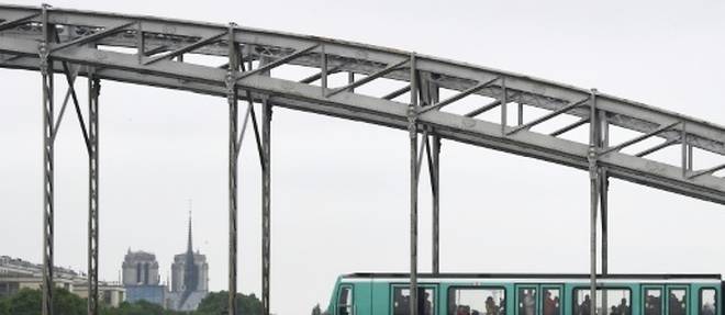 Une rame de metro sur le viaduc du pont d'Austerlitz, le 4 juin 2016 a Paris