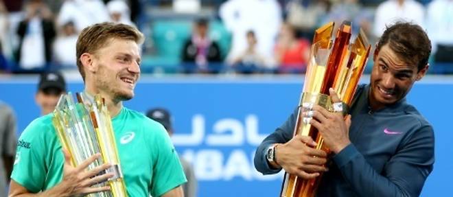 Rafael Nadal, vainqueur de l'exhibition d'Abou Dhabi, pose avec le finaliste David Goffin, le 31 decembre 2016 