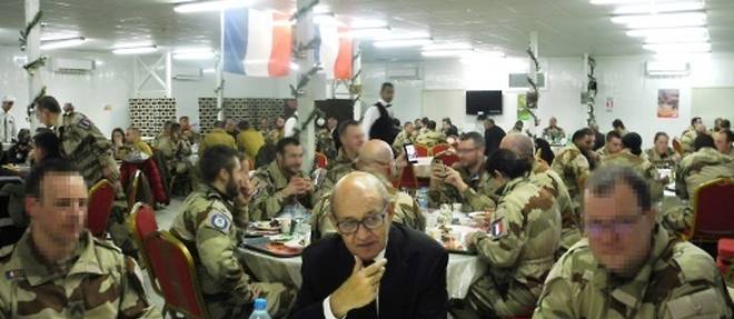 Le ministre de la Defense Jean-Yves Le Drian (C) celebre le Nouvel an avec des pilotes francais engages contre le groupe Etat islamique (EI), le 31 decembre 2016 dans une base aerienne dont le lieu est tenu confidentiel