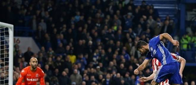 L'attaquant de Chelsea Diego Costa marque face au gardien de Stoke City a Stamford Bridge a Londres, le 31 decembre on on December 31, 2016