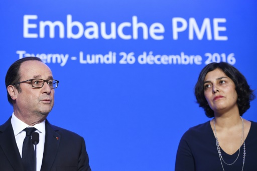 François Hollande et la ministre du Travail Myriam lors d'une visite à l'usine ETNA le 26 décembre 2016 à Taverny  © Lionel BONAVENTURE POOL/AFP/Archives