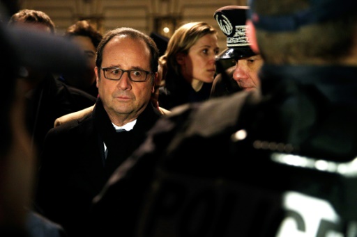 Le président français François Hollande (G) regarde un officier de police lors d'une visite du dispositif de sécurité mis en place pour le nouvel an à Paris le 1er janvier 2016  © Thibault Camus POOL/AFP