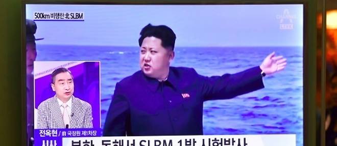 Un homme regarde la television qui montre le leader de la Coree du Nord Kim Jong-Un lors du lancement d'un missile, le 24 aout 2016 a Seoul