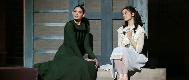 Leonore Baulac (a droite) avec Alice Renavand pendant la repetition generale du ballet "Fall River Legend" d'Agnes de Mille a l'Opera Garnier en fevrier 2014.
