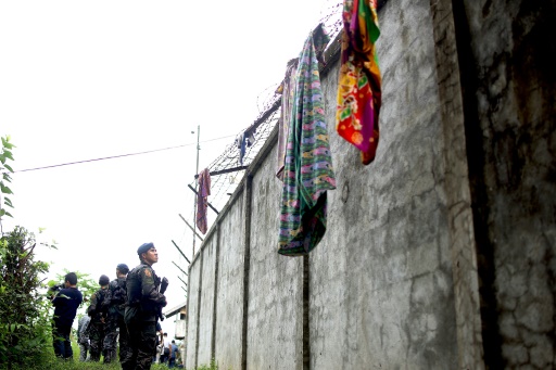 Des policiers le 4 janvier 2017 devant la prison de Kidapawan,  près de Davao, sur l'île de Mindanao aux Philippines © FERDINANDH CABRERA AFP