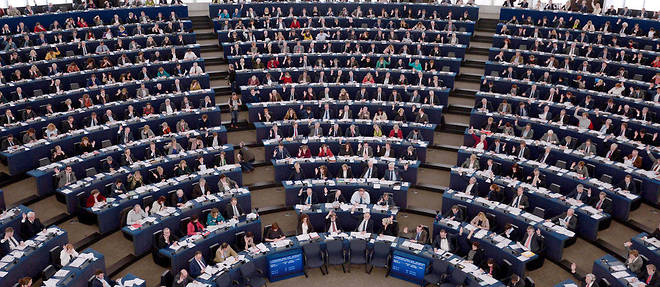 Le parquet de Paris va enqueter sur les soupcons de salaires indument verses a des assistants parlementaires d'elus du FN au Parlement europeen.