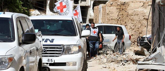Des vehicules de l'ONU et de la Croix-Rouge circulent dans des quartiers touches de Damas.