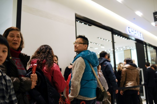 File d'attente de clients asiatiques  devant un rayon luxe du "Printemps" le 23 janvier 2012 à Paris © MARTIN BUREAU AFP/Archives