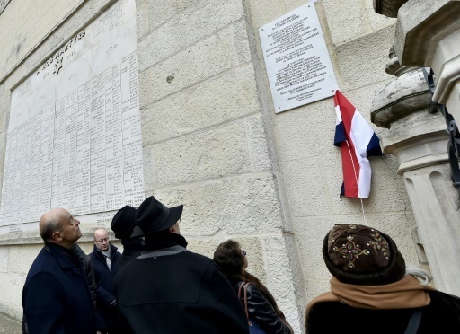 Le maire Alain Juppe (g) devoile une plaque commemorative saluant la memoire des victimes de la rafle du 10 janvier 1944, le 8 janvier 2017 a Bordeaux