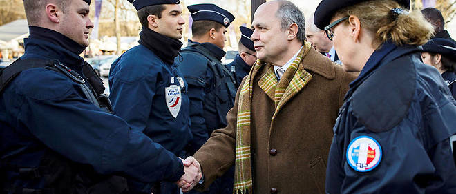  Le ministre de l'Interieur, Bruno Le Roux, a pris la defense dimanche des policiers de Paris travaillant aupres des migrants.