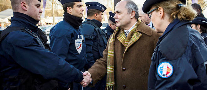  Le ministre de l'Interieur, Bruno Le Roux, a pris la defense dimanche des policiers de Paris travaillant aupres des migrants.