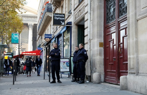 Des policiers devant le domicile de Kim Kardashian le 3 octobre 2016 près de la Madeleine à Paris  © Thomas SAMSON AFP