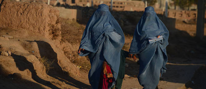 Deux femmes afghanes en burqa photographiees dans une rue de Herat en decembre 2016. Une image que les autorites marocaines veulent eviter sur le territoire cherifien.