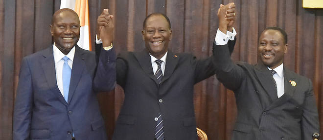 Le president ivoirien Alassane Ouattara (au centre). A sa droite, le tout nouveau vice-president Daniel Kablan Duncan, a sa gauche, le president (reconduit) de l'Assemblee nationale, Guillaume Soro.