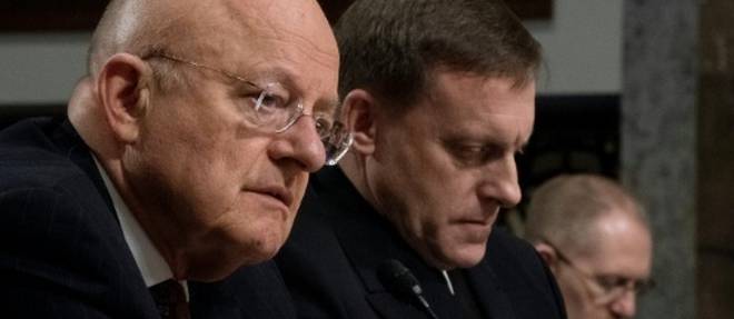 Le directeur du renseignement James Clapper (g) et de la NSA Michael Rogers (c) lors d'une audition devant le Senat a Washington, le 5 janvier 2017