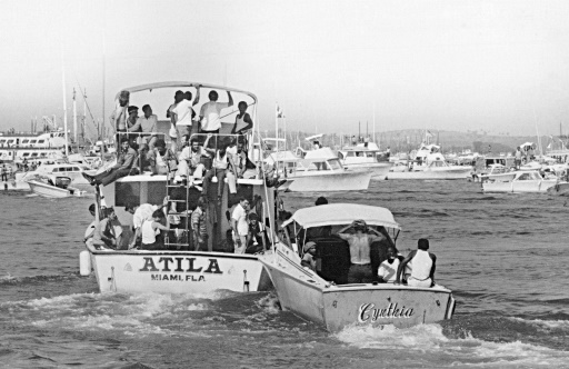Des bateaux américains transportant des Cubains émigrant aux Etats quittent le port de Mariel pour rejoindre Miami en mai 1980 © ARCHIVO AFP