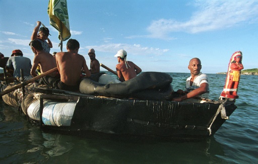 Des Cubains "balseros" se préparent à naviguer sur une embarcation de fortune pour se rendre aux Etats-Unis, en août 1994 © ADALBERTO ROQUE AFP/Archives