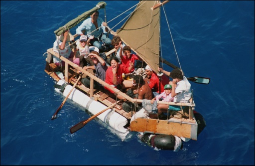 Des Cubains "balseros" se préparent à naviguer sur une embarcation de fortune pour se rendre aux Etats-Unis, le 31 août 1994 © DOUG COLLIER AFP