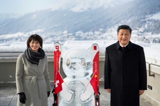 Le président chinois Xi Jinping (d) et la présidente de la Confédération helvétique Doris Leuthard, le 17 janvier 2017 à Davos © LAURENT GILLIERON POOL/AFP