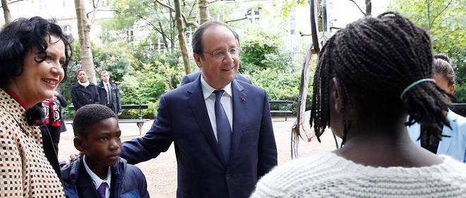 L'ancienne presidente du Comite national pour la memoire de l'esclavage Myriam Cottias avec Francois Hollande lors d'une ceremonie de commemoration le 10 mai 2014, a Paris.