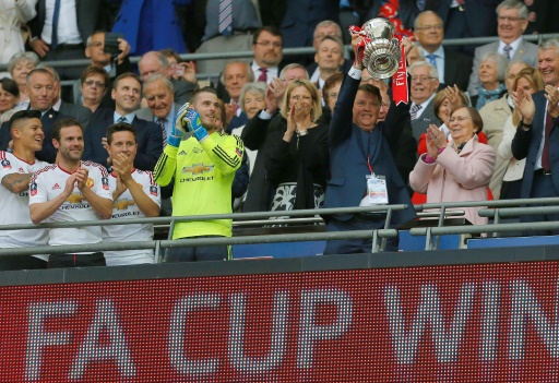 Louis van Gaal brandit le trophée de la Coupe d'Angleterre remportée avec Manchester United, le 21 mai 2016 à Wembley © IAN KINGTON AFP/Archives