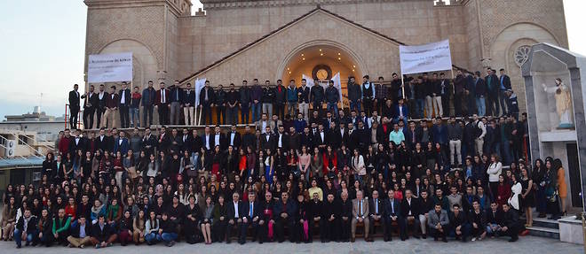 Photo de groupe des 668 etudiants de l'universite de Kirkouk pour lesquels l'archeveque Mgr Yousif Thomas Mirkis se mobilise.