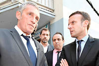 Le maire de Montpellier Philippe Saurel marche avec Emmanuel Macron