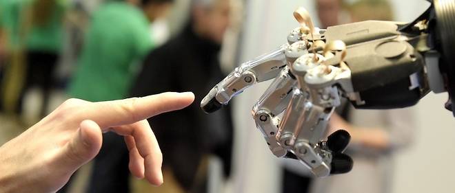 Francois Hollande considere que les robots participent au developpement economique.