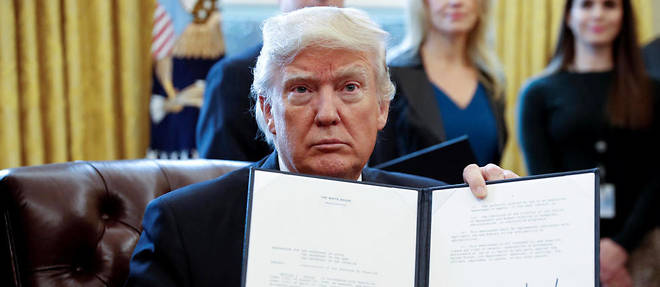 Le president Donald Trump a signe mardi 24 janvier une serie de decrets qui renversent les mesures de protection contre l'environnement mises en place par Obama. 