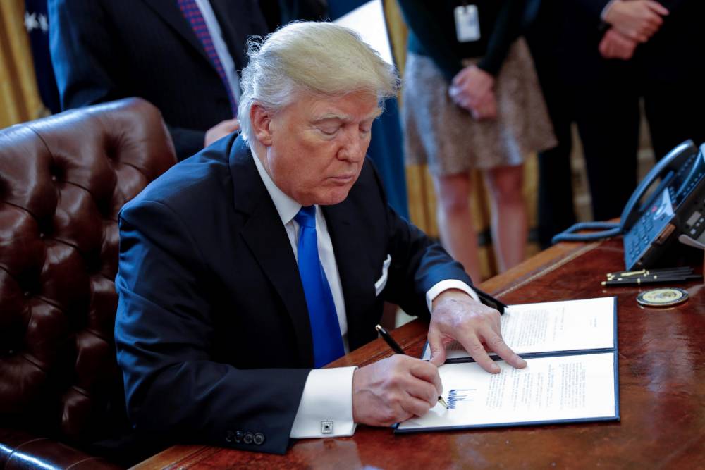 US President Donald Trump signs executive orders on oil pipeline © SHAWN THEW SHAWN THEW / Shawn Thew - Pool via CNP / Picture-Alliance/AFP