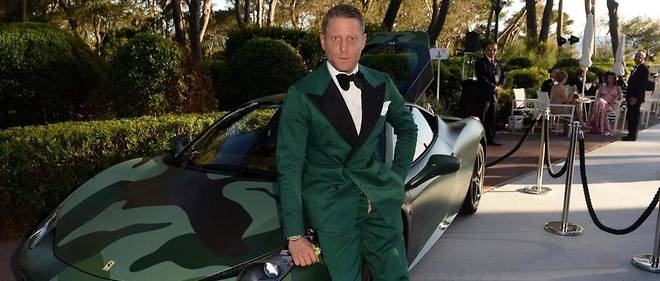 Lapo Elkann, petit-fils de Gianni Agnelli, a ose toutes les couleurs de costume et peindre une Ferrari en vert camouflage