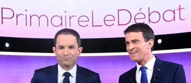 Benoit Hamon et Manuel Valls avant le debat dans un studio de television de la Plaine-Saint-Denis le 25 janvier 2017