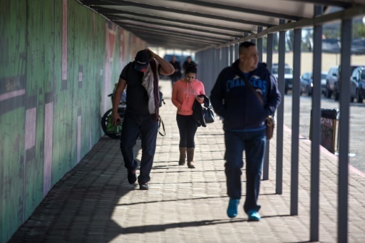Des personnes empruntent le passage pietonnier a la frontiere entre le Mexique et les Etats-Unis, le 25 janvier 2017 pres de Tijuana