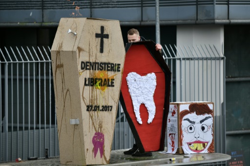 Manifestation de dentistes devant le siège de l'Assurance maladie à Paris, le 27 janvier 2017 © PHILIPPE LOPEZ AFP
