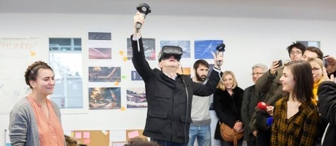 Jean-Luc Melenchon teste un casque de realite virtuelle a l'Ecole nationale du jeu et des medias interactifs et numeriques du Cnam (ENJMIN), le 27 janvier 2017 a Angouleme