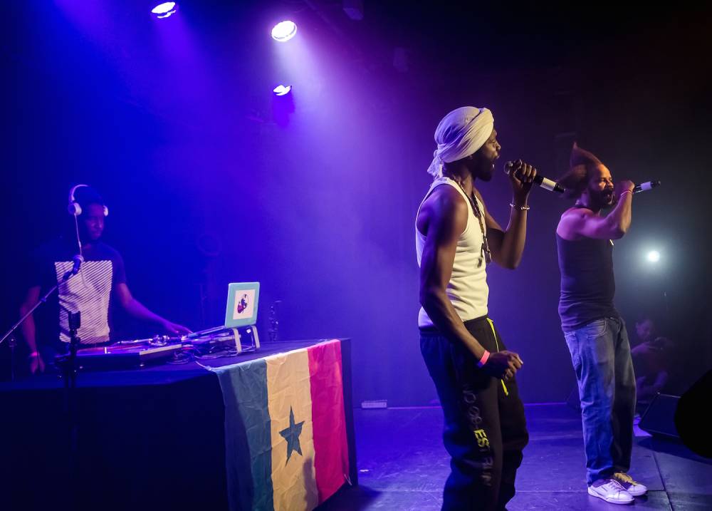 Le groupe sénégalais Keur Gui sur scène lance son rap conscient.  ©  Antoine Danon