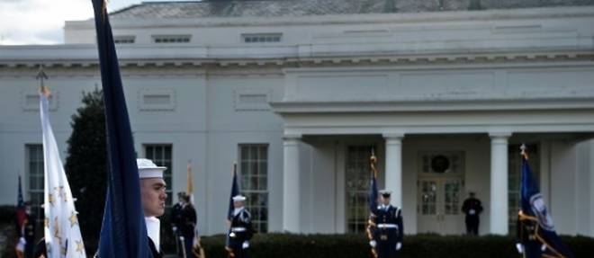 Soldats de l'armee des Etats-Unis en faction devant la Maison Blanche, le 27 janvier a Washington