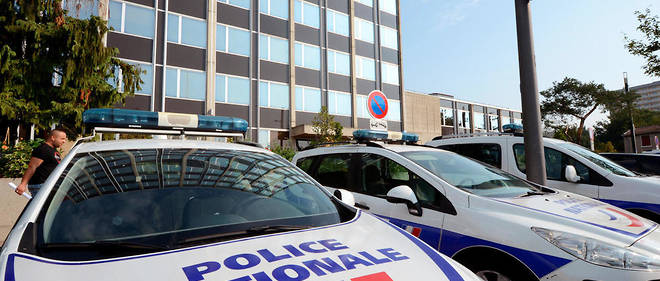 Des  vehicules de police gares devant le commissariat de Venissieux, le 11 septembre 2012.