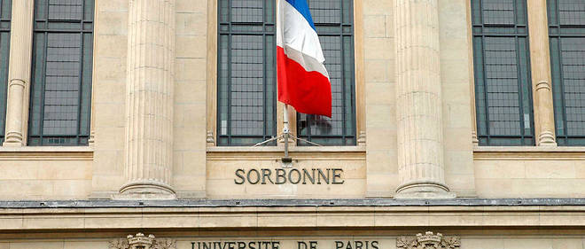 Detail de la facade de l'universite de la Sorbonne a Paris. 