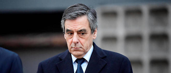 Francois Fillon a denonce des mardi soir "une operation de calomnie tres professionnelle d'une extreme ampleur, sans precedent sous la Ve Republique".