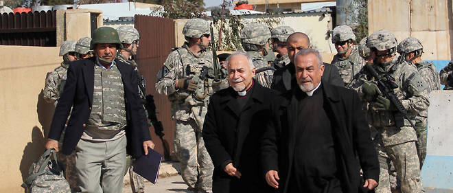 Mgr Georges Casmoussa (au centre) avec des soldats americains a Qaraqosh en Irak en fevrier 2011.