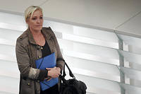 Marine Le Pen au Parlement européen en 2015. L'enquête de l'Olaf montre que l'assistante de Marine Le Pen a bien du mal à justifier sa présence à Bruxelles où elle est pourtant tenue de résider pour exercer sa fonction.