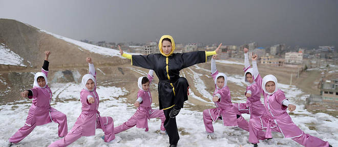 Des Afghanes agees de 14 a 20 ans pratiquent le wushu a Kaboul dans la neige.